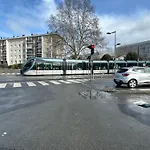Large Bright T4, Tram, Parking Бордо