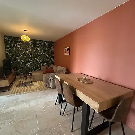 Large Bright T4, Tram, Parking