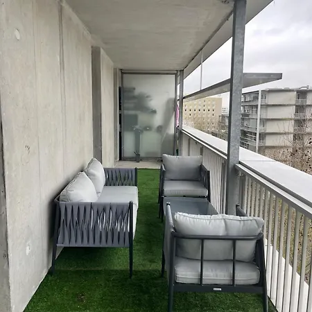 Apartment Large Bright T4, Tram, Parking