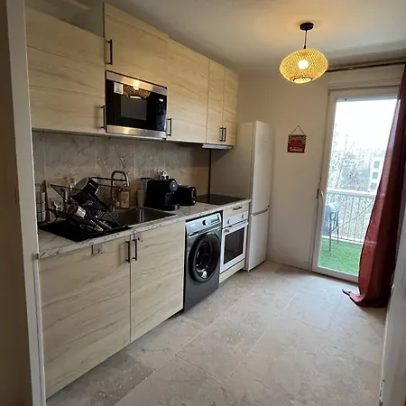 Large Bright T4, Tram, Parking Apartment *