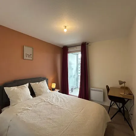 Large Bright T4, Tram, Parking *