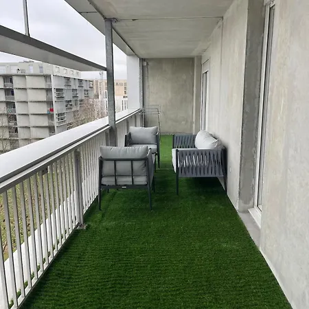 Large Bright T4, Tram, Parking Bordeaux