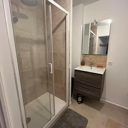 Large Bright T4, Tram, Parking Apartment *