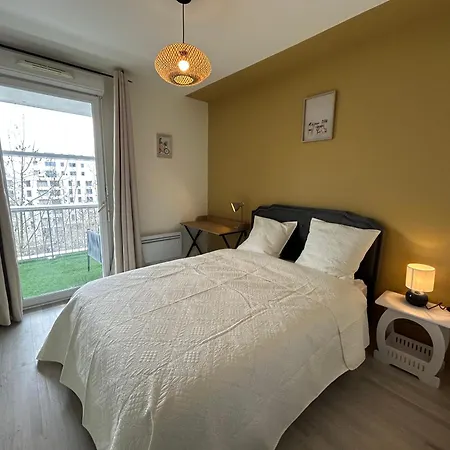 Large Bright T4, Tram, Parking *