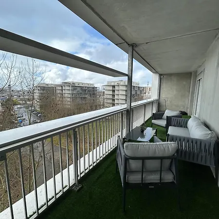 Large Bright T4, Tram, Parking