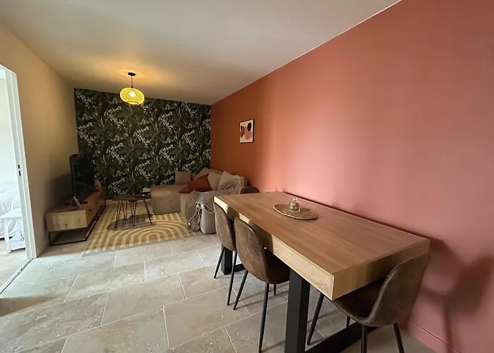 Large Bright T4, Tram, Parking