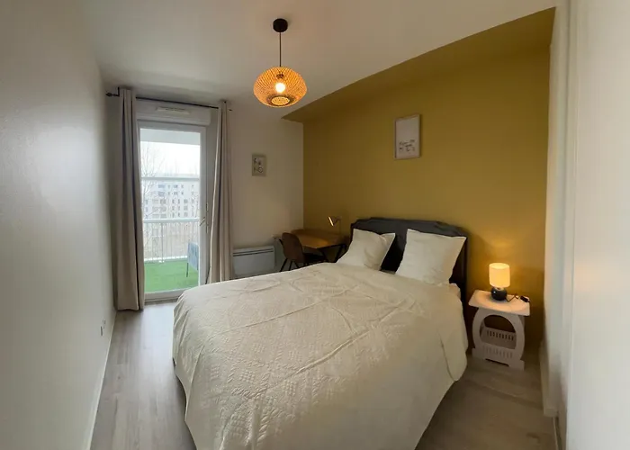 Large Bright T4, Tram, Parking Bordeaux