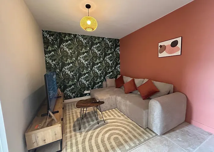 Apartment Large Bright T4, Tram, Parking