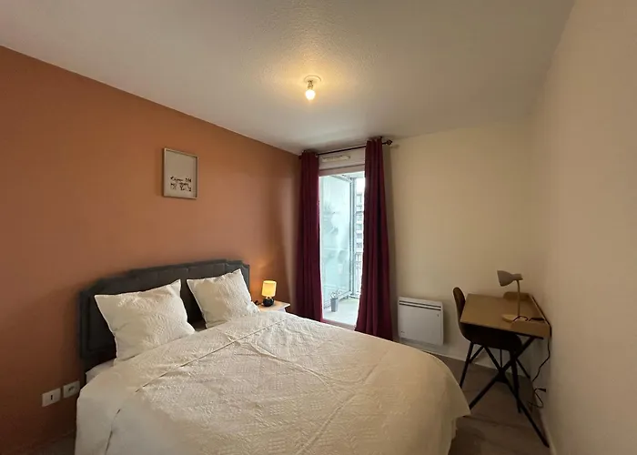 Large Bright T4, Tram, Parking *