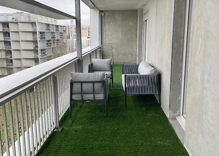 Large Bright T4, Tram, Parking Burdeos