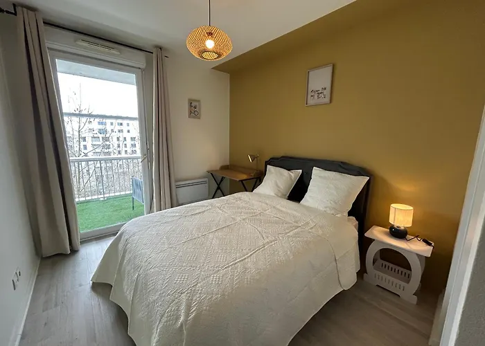 Large Bright T4, Tram, Parking *