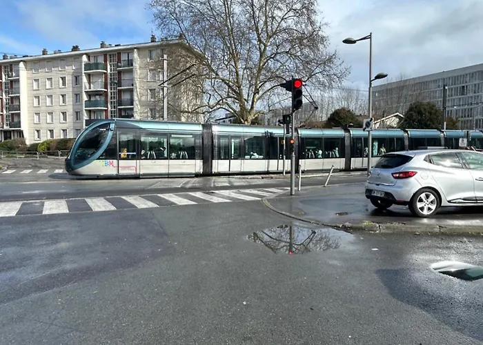 Large Bright T4, Tram, Parking Бордо