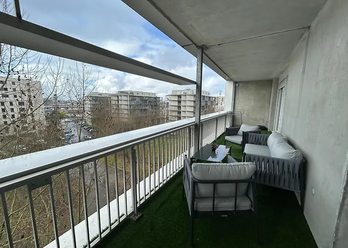 Large Bright T4, Tram, Parking