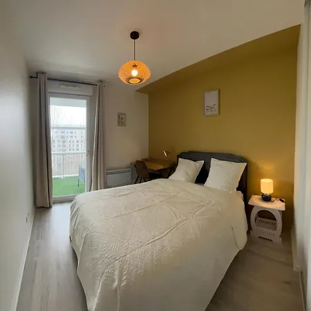 Large Bright T4, Tram, Parking 보르도