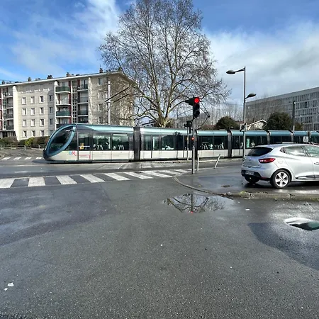 Large Bright T4, Tram, Parking Bordeaux