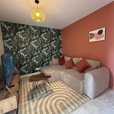 Large Bright T4, Tram, Parking Apartment